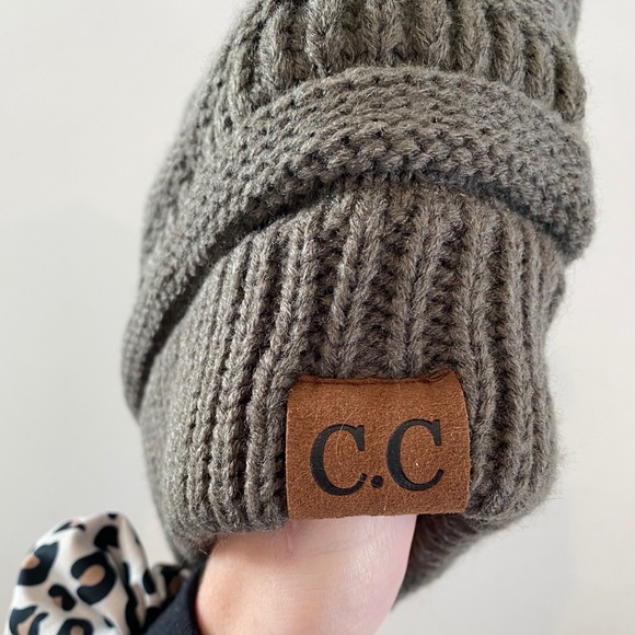 Messy bun CC Beanie - Picture 2 of 5